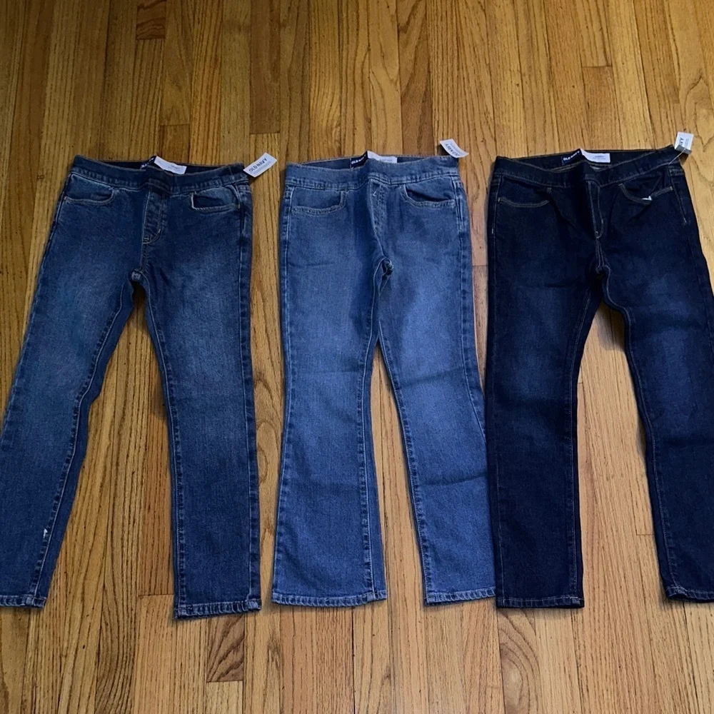 Old Navy girls pull on Slim Jeans in Light and Dark Blue